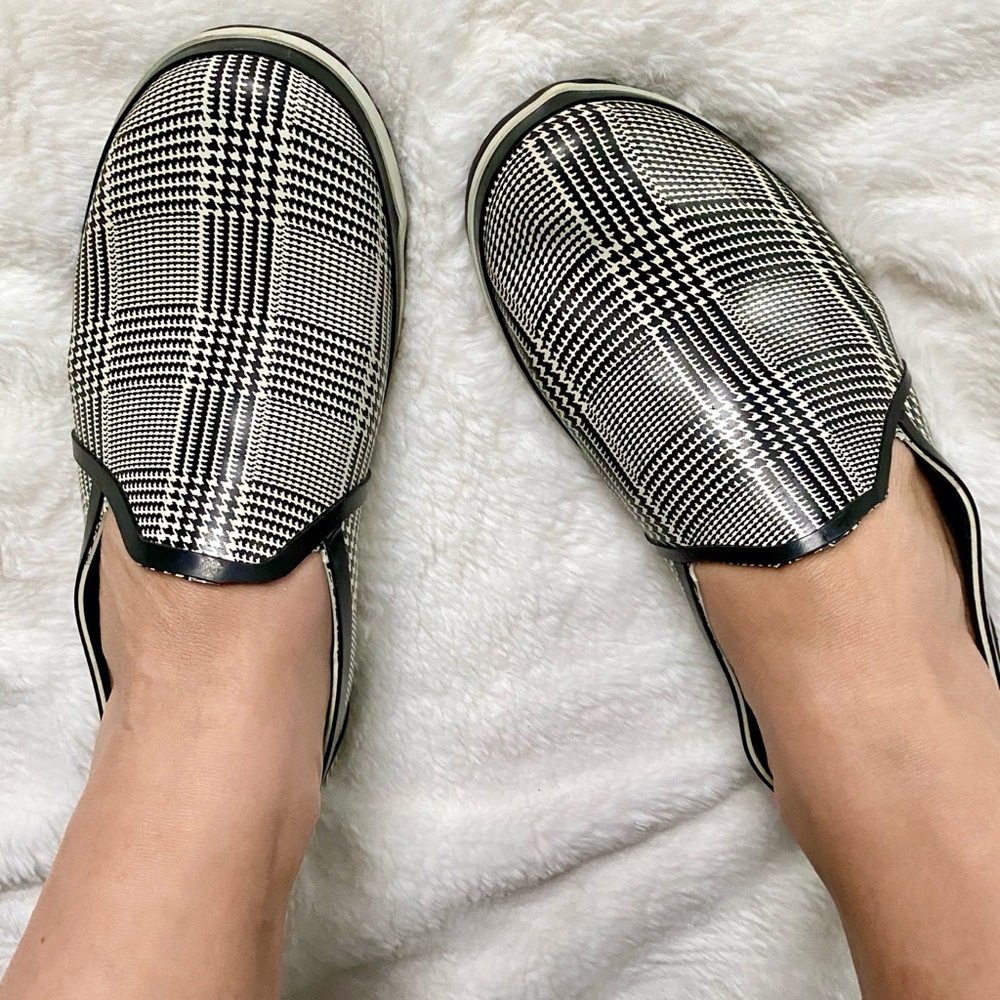 On Your Feet Houndstooth Rain Shoes Flats Black Cream Size 7